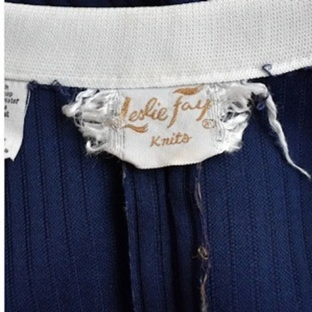 Vintage 1970s Leslie Fay Navy Blue White Pleated Knit Dress Red Trim V-Neck - Picture 15 of 15